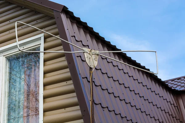 Fernsehantenne Auf Dem Dach Montiert — Stockfoto