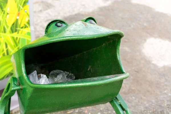 口を開けた緑のカエルのゴミ — ストック写真