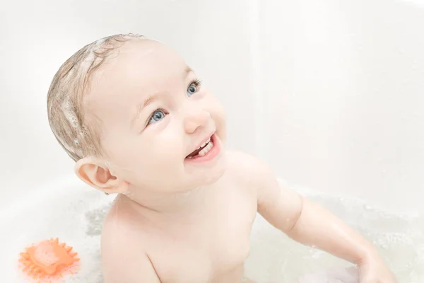 Mutlu kız bebek banyo da banyo