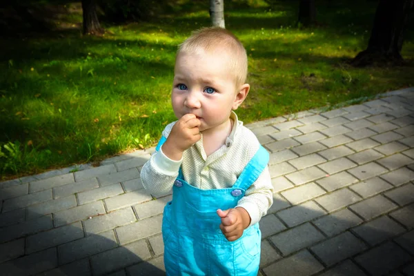 Belle enfant en costume marche dans une ruelle dans le parc — Photo