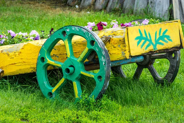 Beau parterre de fleurs sur le vieux chariot — Photo