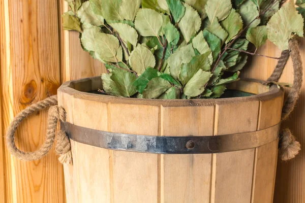Vassoura de bétula em um balde de madeira no banho — Fotografia de Stock