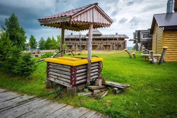 Alter Holzbrunnen im Dorf — Stockfoto