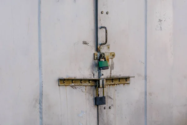 Κλειστό Λουκέτο Που Κρέμεται Στην Σιδερένια Πόρτα — Φωτογραφία Αρχείου