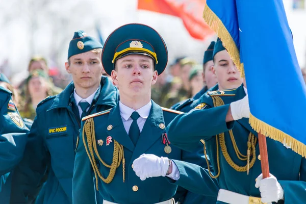 スルグト、ロシア - 5月 9, 2018: 美しい制服を着た軍人が町の広場で行進します。ホリデー勝利の日 5月9日. — ストック写真