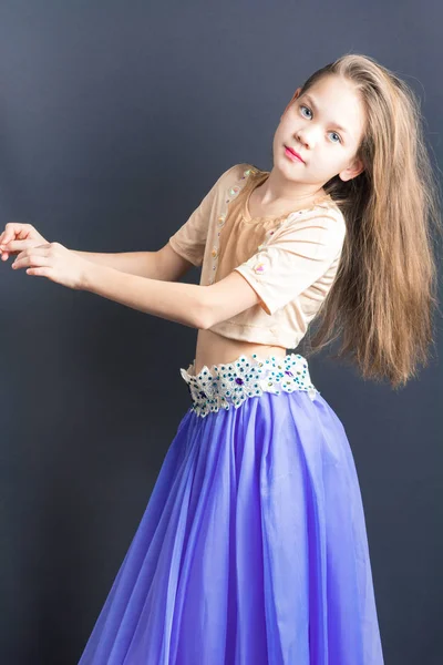 Beautiful girl in a blue dress performs oriental dances — Stock Photo, Image