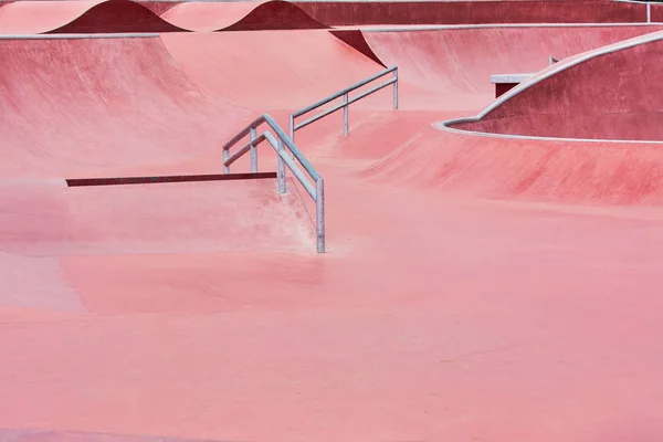 在城市公园里 骑在滑板和溜冰鞋上的人的红色平台 — 图库照片
