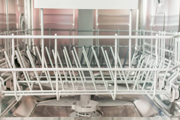 Железный отсек для хранения посуды в посудомоечной машине — стоковое фото
