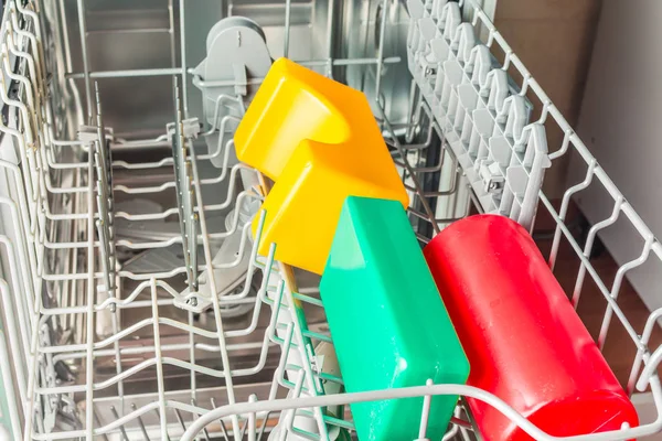 Детские игрушки лежат в посудомоечной машине — стоковое фото