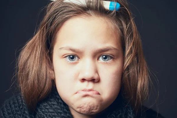 Portrait de fille avec de gros yeux et thermomètre pour mesurer la température sur la tête dans ses cheveux . — Photo