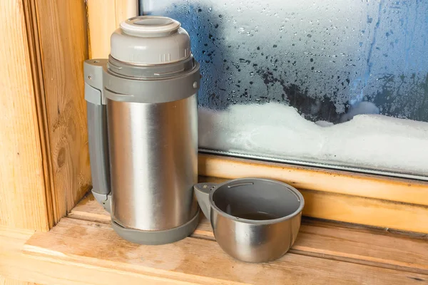 Thermos avec un stand de thé sur la fenêtre dans le bain — Photo
