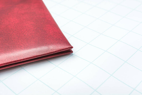 Красная папка на белой бумаге
