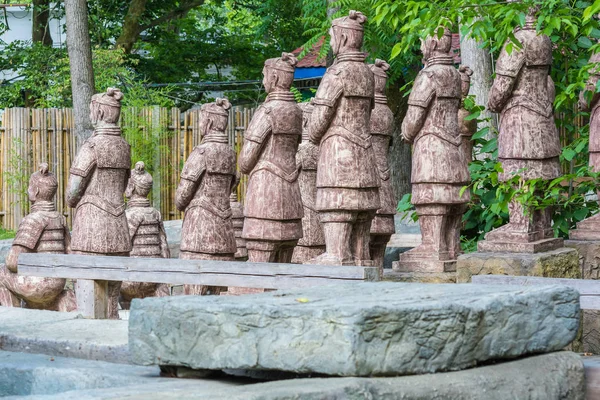 KRASNODAR, RÚSSIA - 7 DE JUNHO DE 2018: Estátuas antigas de guerreiros antigos . — Fotografia de Stock