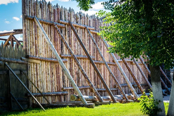 Cerca de madeira medieval feita de paliçada — Fotografia de Stock