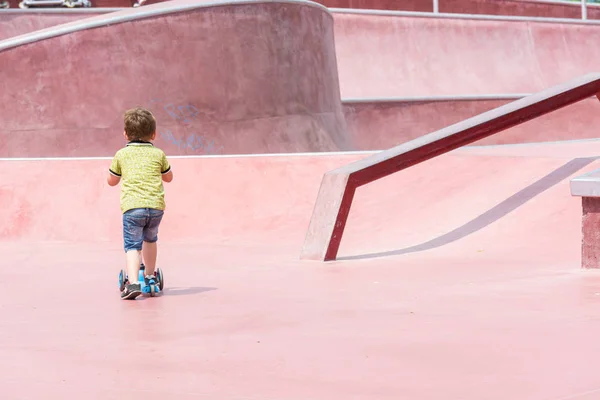 KRASNODAR, RUSSIA - 7 GIUGNO 2018: Piccolo bambino cavalca scooter per bambini su un campo sportivo speciale . — Foto Stock