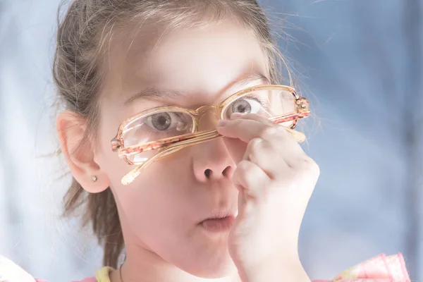 Schönes Kind probiert Brille an — Stockfoto