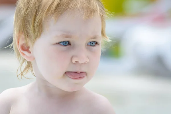 神秘的な表情で舌を突き出す美しい子供. — ストック写真