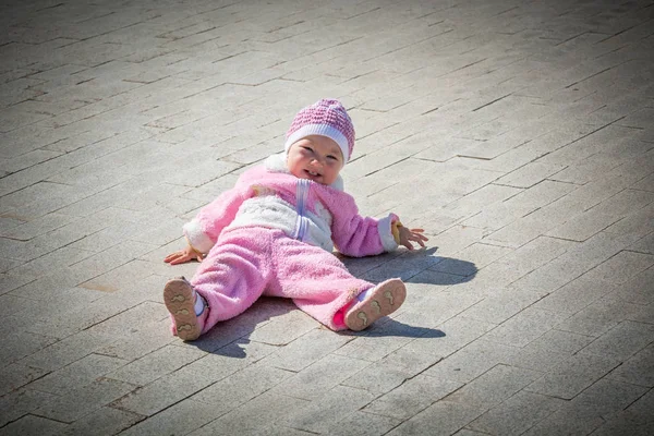 Щаслива дитина лежить на дорозі — стокове фото