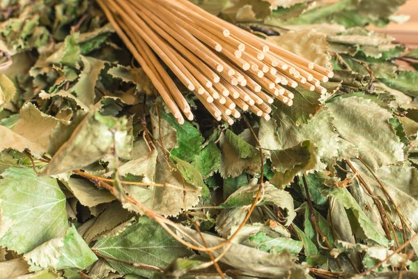 Бамбук і березова мітла в сауні — стокове фото