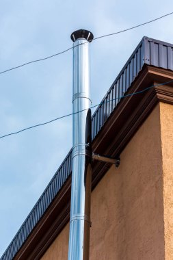 Çatıda demir boru.