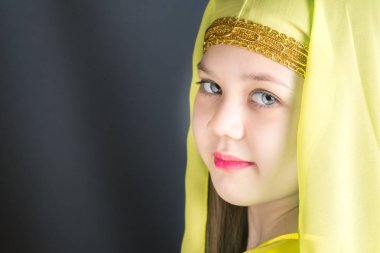 Oryantal dansları için sarı hijab güzel kız