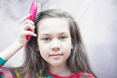 Saç tarasını tarayan çocuklar