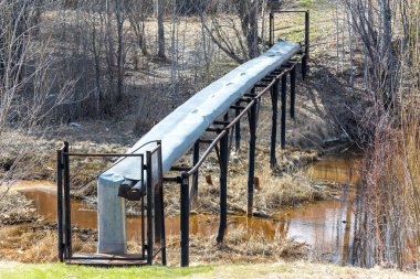 Nehir boyunca yalıtımlı demir boru.