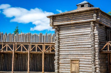 Kaleden eski ahşap kule