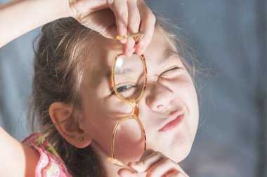 Güzel çocuk yüz gözlük çalışıyor