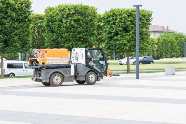 Krasnodar, Rusya - 7 Haziran 2018: Fırçalı araba sokakta hareket ediyor.