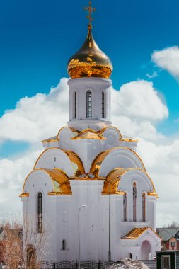 Bulutların arka planı üzerinde kilise.