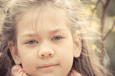 Doğa arka plan üzerinde Park Portre sevimli kız