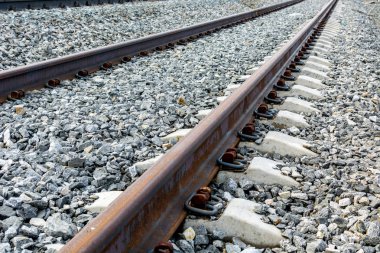 Demiryolundan raylar.
