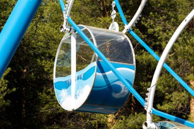 Park kabinli çocuk atlıkarınca dönme dolabı.