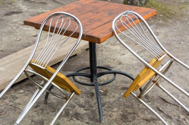 Masa ve sandalye yerinde.