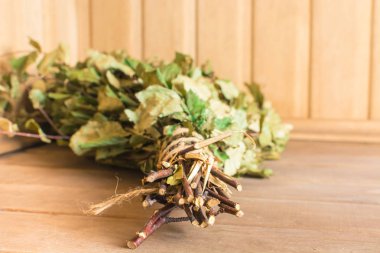 Huş süpürgesi banyodaki rafta yatıyor.