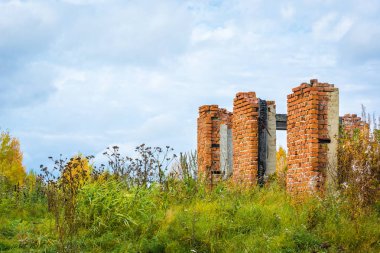 Kırmızı tuğla binanın antik kalıntıları.