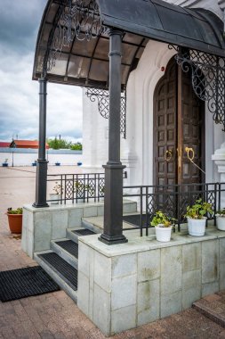 Giriş ve çıkış için güzel kapı