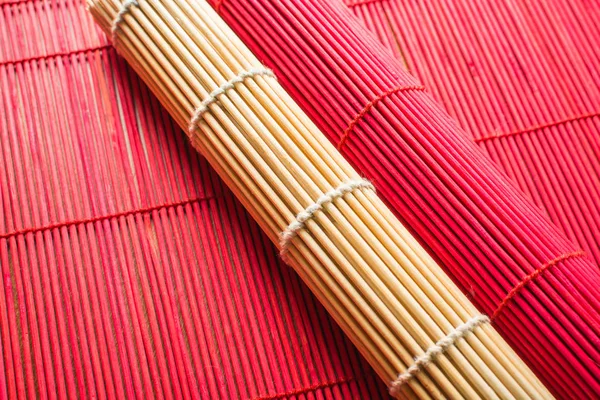 Настоящие бамбуковые коврики для сервировки стола . — стоковое фото