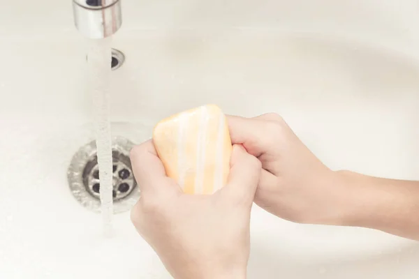 Barn Tvättar Händerna Med Tvål Och Vatten — Stockfoto