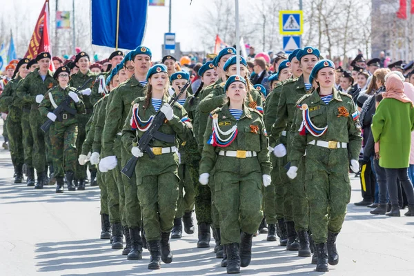 スルグト、ロシア - 5月 9, 2018: 美しい軍の女の子が街の通りを行進.ホリデー勝利の日 5月9日. — ストック写真