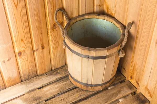 Dřevěný kbelík na vodu ve vaně — Stock fotografie