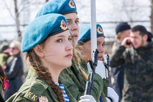 スルグト、ロシア - 5月 9, 2018: 美しい軍の女の子が街の通りを行進.ホリデー勝利の日 5月9日. — ストック写真