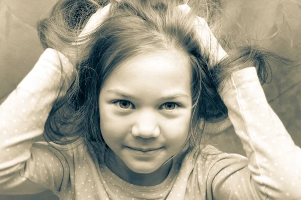La joie et le bonheur d'une jeune fille souriante — Photo