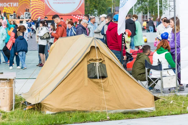 スルグト、ロシア - 9月2、2018:黄色のテントは、市内の広場の近くの草にインストールされています。石油・ガス産業の労働者の休日の日. — ストック写真