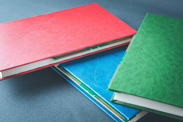 ОЗУ вставляется в страницы красочных книг
