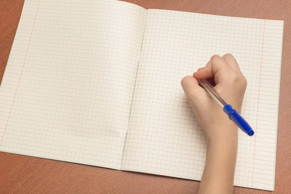 Die Hand Eines Schulmädchens Schreibt Einen Stift Ins Notizbuch — Stockfoto
