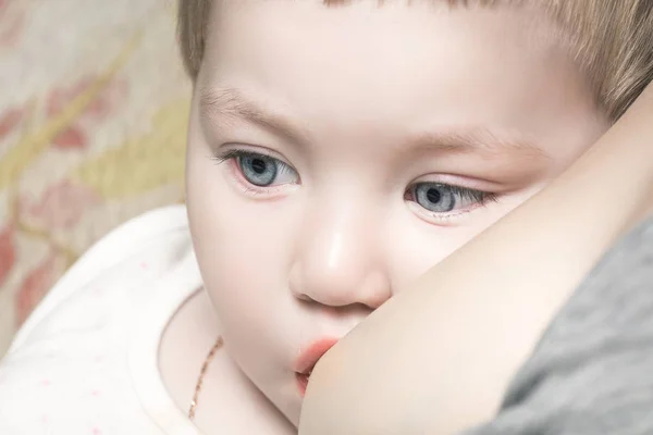 Schönes kleines Baby isst Muttermilch von seiner Mutter — Stockfoto