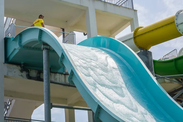 Côté Turquie - Juin 2018 : L'instructeur se tient au sommet du toboggan aquatique dans le parc aquatique . — Photo