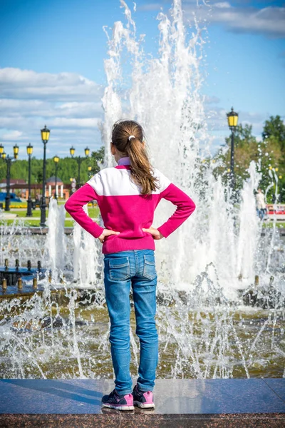 公園の噴水でポーズをとる幸せな子供 — ストック写真